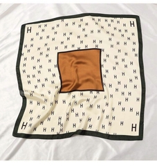 Set Quà Tặng Khăn Lụa Vuông Khổ 70 Kèm Cài Khăn - 202 (giá đã bao gồm túi hộp, không kèm thiệp)