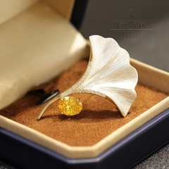 Trâm, Ghim Cài Áo HimHip HKCC Lá Rẻ Quạt Phối Hạt Phale Ánh Vàng 4.5*3.7cm