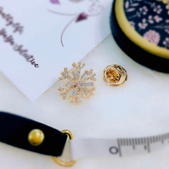 [Noel] Pin Cài Áo HimHip Hoa Tuyết 6 Cánh Sang Trọng HKCC Đính Phale 1.8 cm