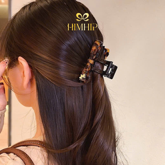 Kẹp Càng Cua HimHip Composite Nơ Nâu Loang Gắn Charm Ngựa Nhỏ 12 Răng 7.7x4.5cm