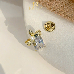 Pin Cài Cúc HimHip HKCC Hộp Quà Phale Nơ Nhỏ Gắn Nụ Trai Thật 1.9x2.4cm