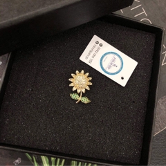 Pin Cài Áo HimHip Hoa Hướng Dương Lá Xanh Thanh Lịch HKCC Đính Phale 1.5x2cm