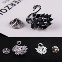 Pin Cài Áo HimHip Thiên Nga Đen Trắng Thanh Lịch HKCC Đính Phale 2*2,5cm