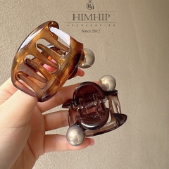 Kẹp Càng Cua HimHip Composite Đính Hạt Trai Tròn Hình Ốc Nữ Tính 4.7x5.2cm - Nâu nhạt