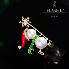 [Noel] Trâm, Ghim Cài Áo HimHip Hình Người Tuyết Cầm Cây Quyền Trượng Đáng Yêu HKCC Mix Trai 3*4cm