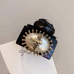 Kẹp Càng Cua HimHip Composite Mặt Ovan Đính Ong Vàng Sang Trọng 8 răng 3x4cm