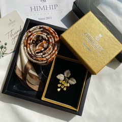 Set Quà Himhip Khăn Lụa Cao Cấp 65*65cm & Cài Áo Kèm Túi Hộp Thiệp - 253