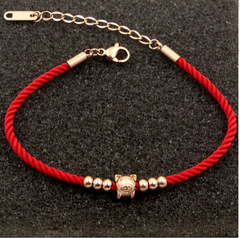 Vòng tay dây bện đỏ hạt charm đầu heo bé
