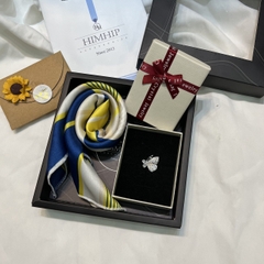 Set Quà Tặng Khăn Lụa Vuông Khổ 50 Kèm Cài Áo - 165 (giá đã bao gồm túi hộp, không kèm thiệp)