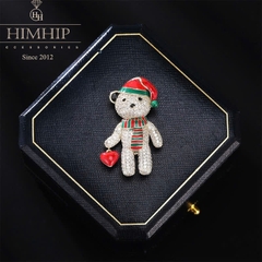 [Noel] Trâm, Ghim Cài Áo HimHip Gấu Đội Mũ Noel Ấm Áp HKCC Đính Phale 4*2,5cm