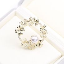 Trâm, Ghim Cài Áo HimHip Vòng Hoa Vàng Sang Trọng HKCC Mix Trai 4*4cm