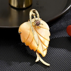 Trâm, Ghim Cài Áo HimHip Lá Vàng Thanh Lịch HKCC Đính Bọ Phale 3*5Cm