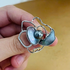 Trâm, Ghim Cài Áo HimHip Hoa Hồng Khảm Trai Sang Trọng HKCC Đính Hạt Giả Trai Xám 3.5x4cm