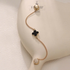 Pin Cài Tự Hít HimHip Cỏ 4 Lá Phối Xích Sang Trọng HKCC Đính Phale 9.5x2.3cm
