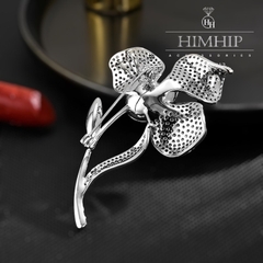 Trâm, Ghim Cài Áo HimHip Hoa Trắng Nhụy Tím Sang Trọng HKCC Đính Phale 4,3*7cm