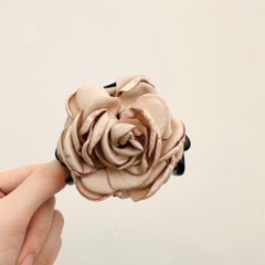 Kẹp Càng Cua HimHip Composite Hoa Hồng Vải Đơn Giản 8X7cm