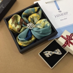 Set quà tặng khăn lụa vuông khổ 70 kèm cài khăn (không kèm cài áo) - 145 (giá đã bao gồm túi hộp, không kèm thiệp)