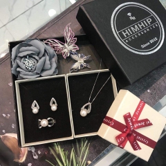 [Thiết kế] Vòng cổ ĐLNB mặt chóp phale đính tinh thể ngọc trai sang trọng (màu trắng, ghi)