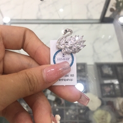 Pin Cài Áo HimHip Thiên Nga Đen Trắng Thanh Lịch HKCC Đính Phale 2*2,5cm