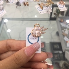 Pin Cài Áo HimHip Thiên Nga Đuôi Nhọn Sang Trọng HKCC Đính Phale 1,5*2,5cm