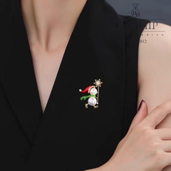 [Noel] Trâm, Ghim Cài Áo HimHip Hình Người Tuyết Cầm Cây Quyền Trượng Đáng Yêu HKCC Mix Trai 3*4cm