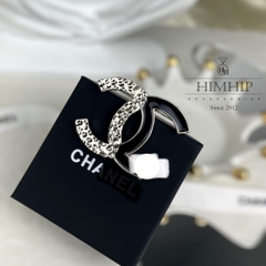 Trâm, Ghim Cài Áo HimHip Chữ X Trắng Đen Sang Trọng HKCC 3.5x5cm