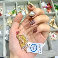 Trâm, Ghim Cài Áo HimHip Cô Gái Múa Váy Vàng Sang Trọng HKCC Đính Phale 3*5cm