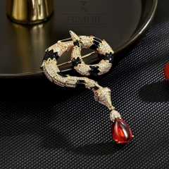 Trâm, Ghim Cài Áo Nam Nữ HimHip Rắn Ngậm Giọt Nước Quý Phái HKCC Đính Phale Đỏ 3,5*5,5cm