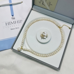 Set Trang Sức HimHip Trai Thật 8Li Vòng Cổ 43.5cm, Cài Áo Hoa Trắng Nhụy Trai 2x3cm Sang Trọng