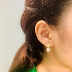 Khuyên Tai Hợp Kim Cao Cấp Hoa 4 Cánh Trắng Mix Ngọc Trai Thật Quý Phái 2cm