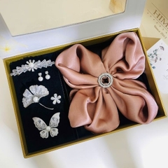 Set Quà HimHip Khăn Lụa Cao Cấp 65*65cm & Cài Khăn, Cài Áo, Khuyên Tai, Kẹp Bấm Kèm Túi Hộp Thiệp - 1290