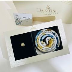 Set Quà 20/10 HimHip Khăn Lụa 70x70cm & Pin Cài Tự Hít Kèm Túi Hộp Thiệp - 1300