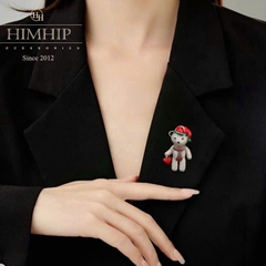 [Noel] Trâm, Ghim Cài Áo HimHip Gấu Đội Mũ Noel Ấm Áp HKCC Đính Phale 4*2,5cm