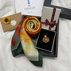 Set Quà Tặng Khăn Lụa Vuông Khổ 70 Kèm Cài Áo - 166 (giá đã bao gồm túi hộp, không kèm thiệp)