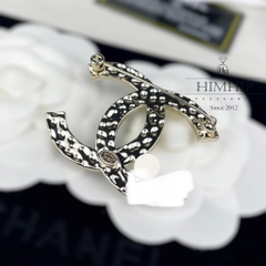Trâm, Ghim Cài Áo HimHip Chữ X Trắng Đen Sang Trọng HKCC 3.5x5cm