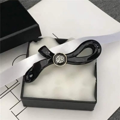 Kẹp Móc Dọc HimHip Composite Dáng Xoắn Hoa Trà Thanh Lịch 2.7x10.5cm