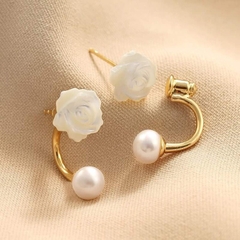 Khuyên tai hợp kim cao cấp chữ C ngọc trai thật mix hoa hồng trắng - 2.5cm