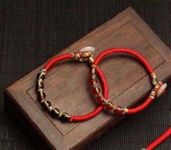 Vòng tay dây bện đỏ 6 hạt ngọc