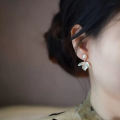 Khuyên Tai Ngắn HimHip Mặt Hoa 3 Cánh Thanh Lịch HKCC Đính Phale, Ngọc Trai Thật 2.8cm