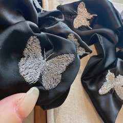 Scrunchies HimHip Thêu Họa Tiết Bướm Bạc Sang Trọng