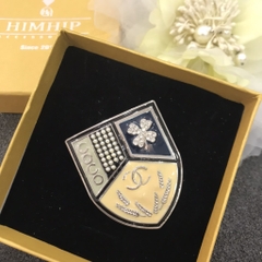 Trâm, Ghim Cài Áo HimHip Chữ X Hình Khiên Đá Sang Trọng HKCC Mix Trai 4.5x5.5