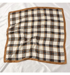 Set quà tặng khăn lụa vuông 70 kèm cài khăn