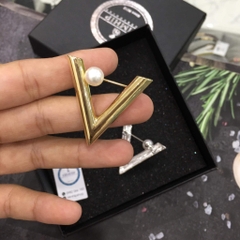 Trâm, Ghim Cài Áo HimHip Chữ V Thanh Lịch HKCC Mix Trai 3,5cm