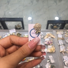 Pin Cài Áo HimHip Hoa Hồng Xoắn Lá Vàng Nữ Tính HKCC Đính Phale 1.5cm