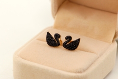 Khuyên Tai Nụ HimHip Thiên Nga Đen Sang Trọng Titan 1x1.2cm