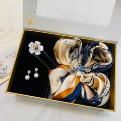Set Quà HimHip Khăn Lụa Vuông 70x70cm & Cài Khăn, Khuyên Tai, Trâm Cài Tóc Kèm Túi Hộp Thiệp - 655