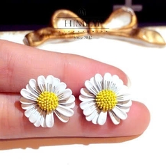 Khuyên Tai Nụ HimHip Composite Cúc Họa Mi Thanh Lịch 1.8cm