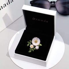 Trâm, Ghim Cài Áo HimHip Hoa Cúc Hoạ Mi Thanh Lịch HKCC Phối Trai 3*4cm