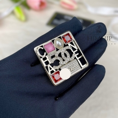 Trâm, Ghim Cài Áo HimHip Chữ X Hình Vuông Sang Trọng HKCC Đính Phale 3.5x3.5cm