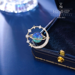 Trâm, Ghim Cài Áo Nhỏ HimHip Hành Tinh Cùng Vòng Tròn Vũ Trụ Thanh Lịch HKCC Đính Phale 2,5cm nam nữ